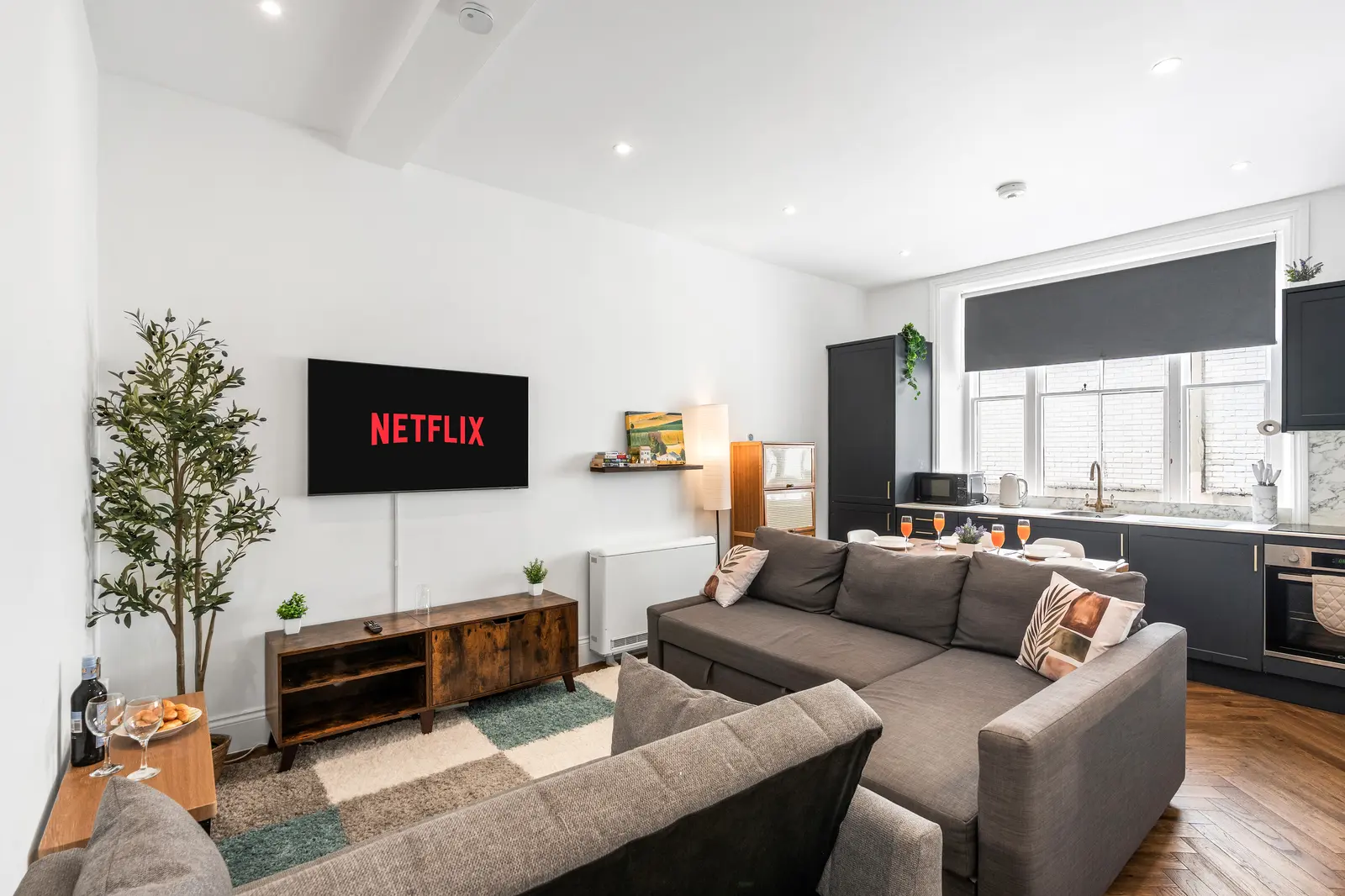 Modern 1BR Brighton Centre Flat | Free  Parking + Lift Access | Sleeps 6
